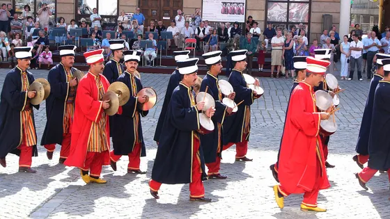 Mehter takımı üyeleri zil çalarak yürüyor