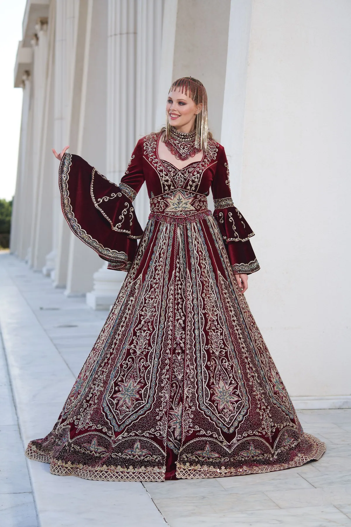 İşlemeli bordo kadife kaftan